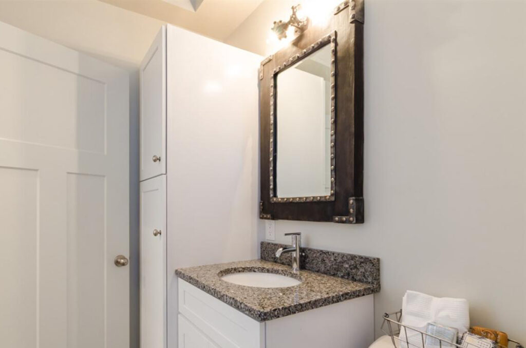 Baird Home Solutions - Small modern bathroom
